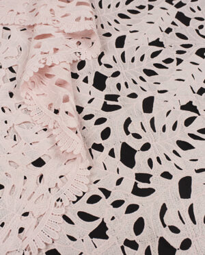 Gipiura Bawełniana Wzór 21 Liście Monstera Pudrowy - detal