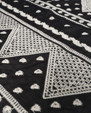 Sukienkowy Czarny Batyst z Kremowym Haftem Wzór 70