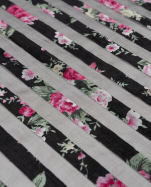 Włoska Czarna Półprzezroczysta Wiskoza w Flokowe Pasy Wzór 123